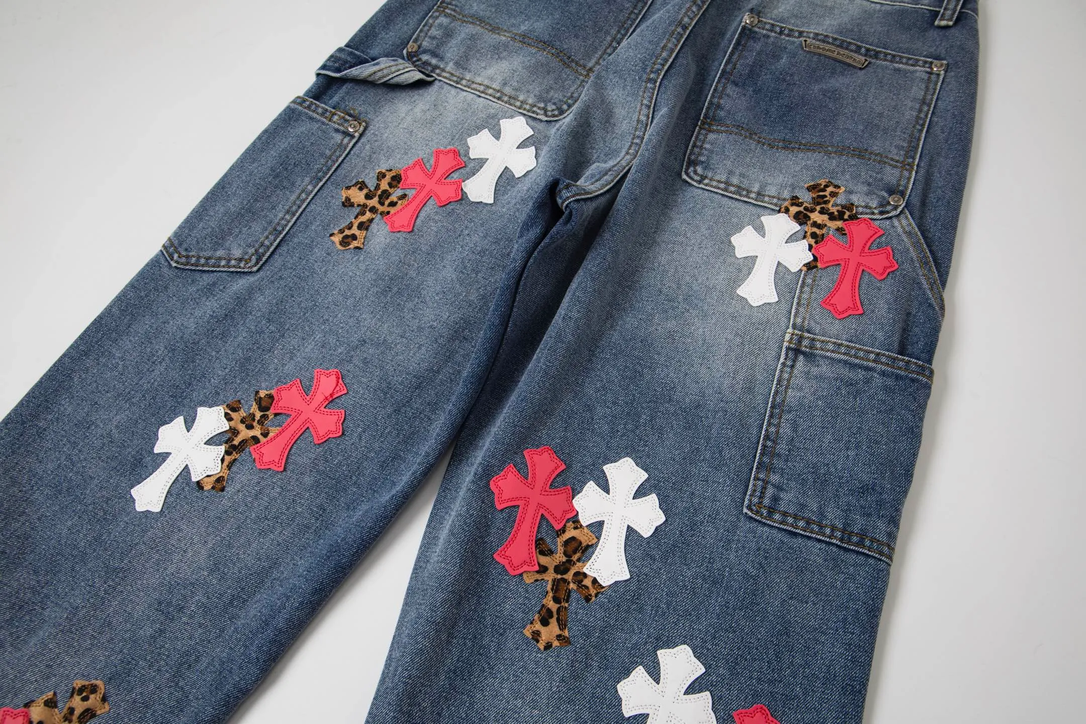 P260 Chrome Hearts | Chrome Hearts CH Chrome Hearts blue and white multi-color leather-splashed denim American work trousers. Full set of hardware molding. Hand-made tassels on the hem with frayed and damaged design. White genuine leather and then patching. Genuine Levi's jeans base plate. Disassembled and spliced. Heavy industrial washing. The upper body is stylish and handsome. The brand recognition is very clear, which greatly highlights the overall sense of style. The overall craftsmanship is impeccable. A pair of trousers. Same style for men and women. Style number: 1732# Size: 28 30 32 34 36